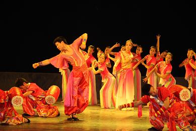 群舞《花鼓敲天下》获第二届华东六省一市大学生舞蹈大赛表演一等奖